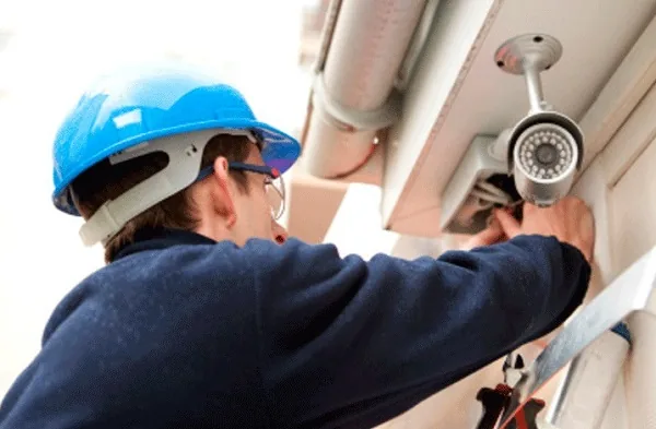 Técnico instalando una cámara de seguridad